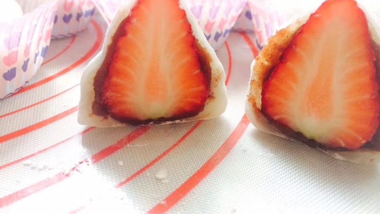 网红草莓大福,切开就可以吃了。