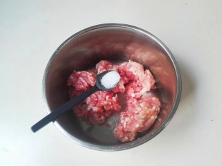 番茄汆肉圆,肉糜放入小盆，放一小勺盐