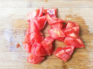 番茄汆肉圆,番茄去皮切成小块