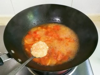 番茄汆肉圆,用勺子挖肉馅下锅
