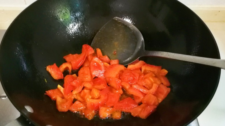 番茄汆肉圆,热锅凉油放番茄