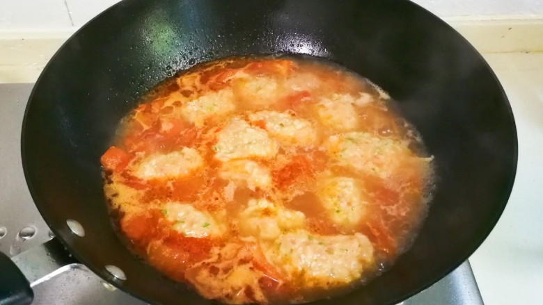 番茄汆肉圆,烧开继续小火烧三分钟
