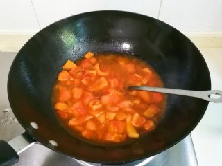 番茄汆肉圆,放入适量热水烧开