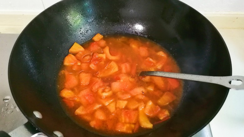 番茄汆肉圆,放入适量热水烧开