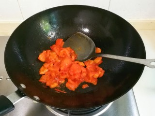 番茄汆肉圆,翻炒出沙