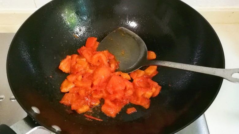 番茄汆肉圆,翻炒出沙