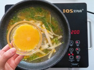 南瓜白菜蛋花面,淋入蛋液15秒以后搅散熟透即可出锅