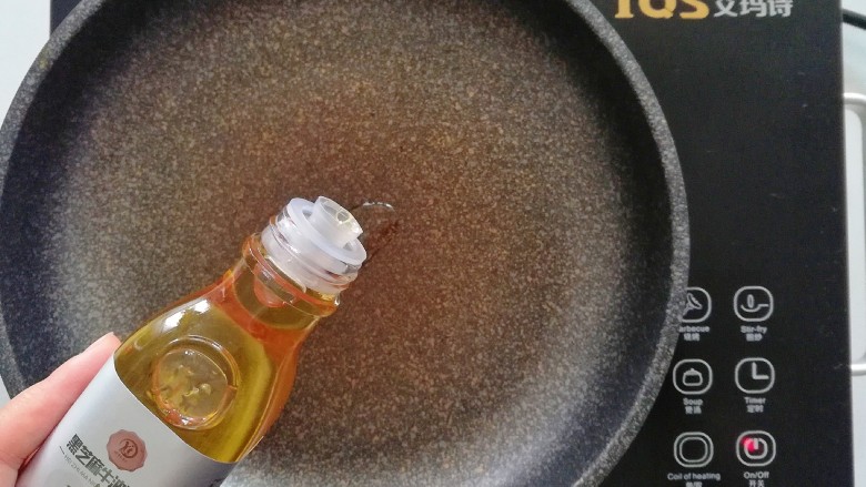 南瓜香菇干贝粥,起锅热油