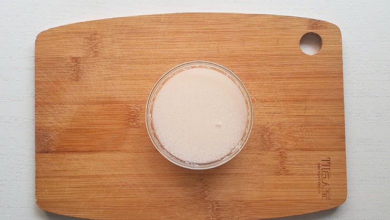 火龙果味米粉糊,搅拌均匀静置1分钟