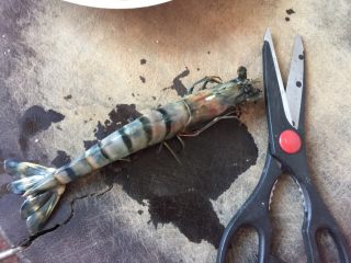 油焖大虾,虎头虾的处理：将虾枪、虾脚剪去