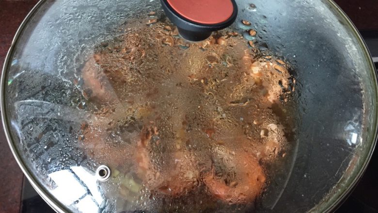 油焖大虾,盖上锅盖，沸腾后转中小火焖煮5分钟