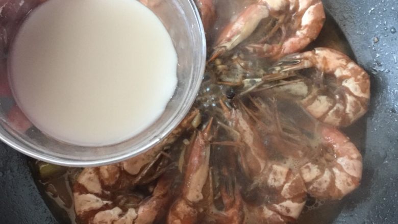 油焖大虾,加入水淀粉