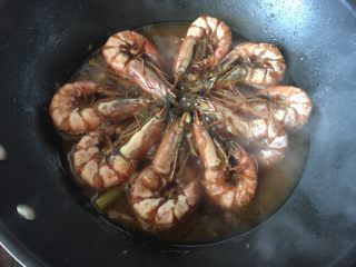 油焖大虾,向锅里加入料酒、又伊鲜柚子酱油、盐、白砂糖、清水大火煮至沸腾