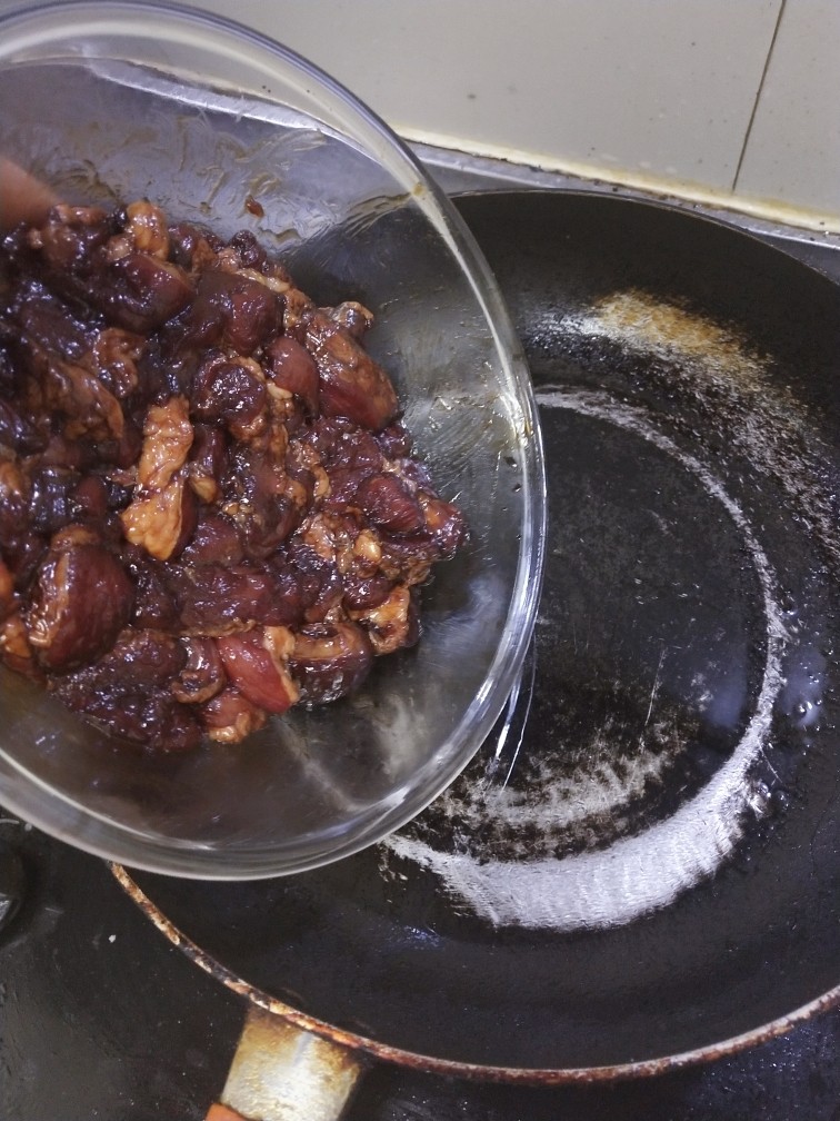 家常小炒肉,中火，肉下锅，锅里少点油，因为五花肉肥的话煸炒会出油