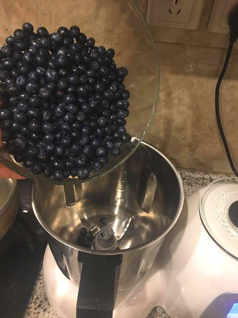 自制蓝莓果酱—GOURMETmaxx西式厨师机版,2. 将蓝莓和白糖称重倒入搅拌杯，设置时间30分钟，温度100度，速度2档，启动即可。
喜欢吃细腻一些的也可以提前搅细后熬煮
注：根据配方多少调整熬煮时间
根据个人喜好调整搅拌力度