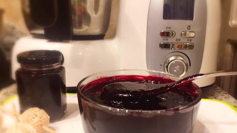 自制蓝莓果酱—GOURMETmaxx西式厨师机版,4. 趁热装进消毒好的玻璃瓶里，盖上瓶盖。