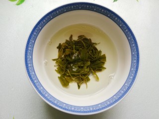 茶香虾仁,绿茶用50ml沸水冲泡，滗出30ml待用