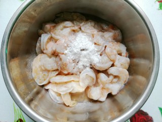 茶香虾仁,放入蛋清和淀粉拌匀