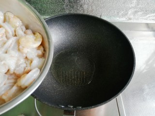 茶香虾仁,锅入油预热，倒入虾仁