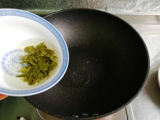 茶香虾仁,另起锅倒入留下的绿茶、茶汤