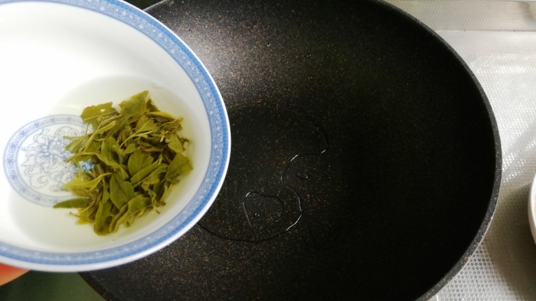 茶香虾仁,另起锅倒入留下的绿茶、茶汤