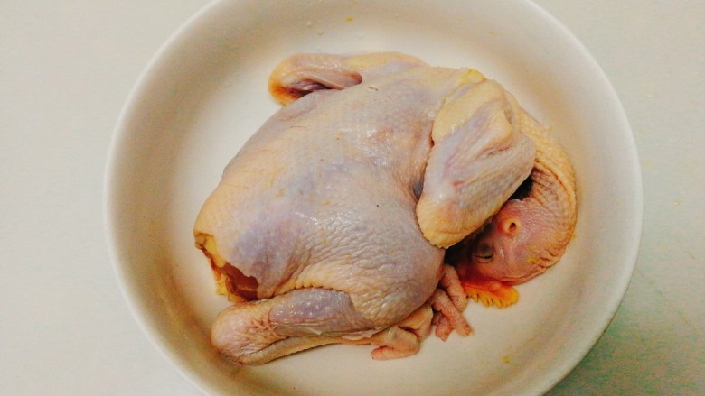 家庭版--叫花鸡,洗净后三黄鸡装一个深碗里