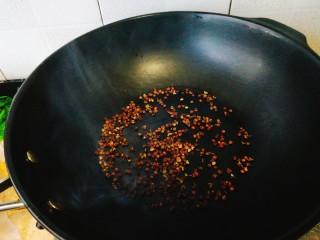 家庭版--叫花鸡,取一口锅，将花椒煸炒出香味。
