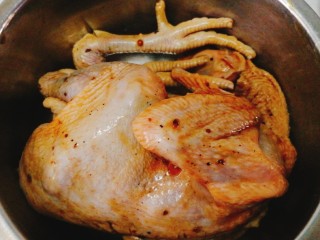 家庭版--叫花鸡,将腌好的鸡，取出配料，放入另一个盆里