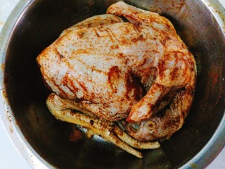 家庭版--叫花鸡,再在鸡上涂抹五香粉和胡椒粉；