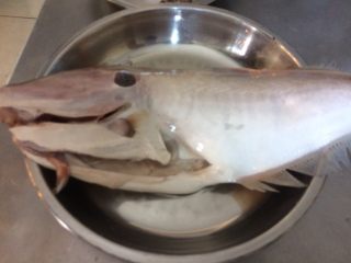 话梅焖剥皮鱼,剥皮鱼洗干净控干水份，用半茶匙盐拌匀稍腌一会。