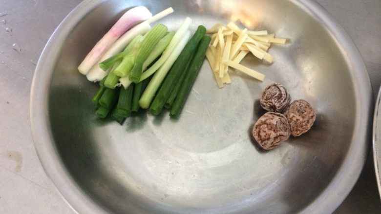 话梅焖剥皮鱼,准备好姜丝、咸话梅、葱白和葱叶。