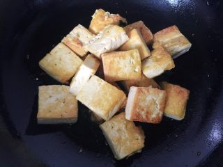 家常老豆腐火腿煲,豆腐全部煎完后，一起倒入锅内