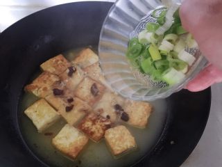 家常老豆腐火腿煲,要起锅前，把大葱洒上去