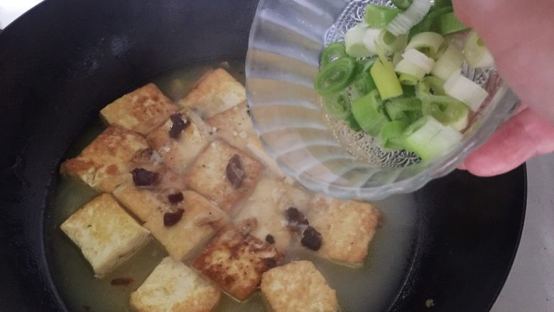 家常老豆腐火腿煲,要起锅前，把大葱洒上去