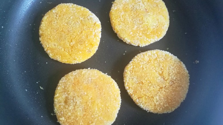 南瓜可乐饼,继续小火煎至两面金黄后，即可出锅。