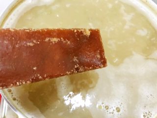 绿豆莲子薏仁甜汤,加入黄片糖