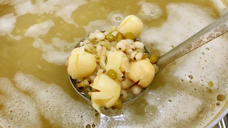 绿豆莲子薏仁甜汤,熬煮到莲子软糯绿豆起沙