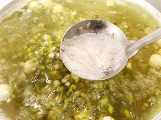 绿豆莲子薏仁甜汤,撇去表面的浮沫