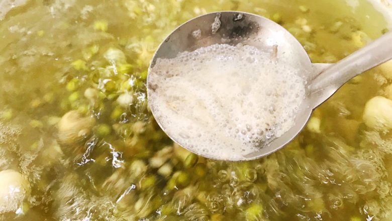 绿豆莲子薏仁甜汤,撇去表面的浮沫