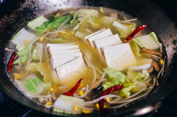 豆腐鱼汤,加入水、白菜、豆腐和麻油。烧开后加盐调味。