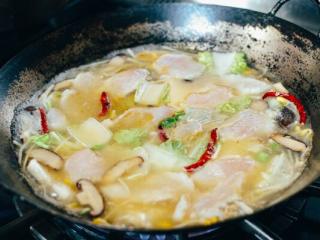 豆腐鱼汤,煮沸后，把鱼片放在汤的表面(一个一个地放)。这样就不会黏在一起。 小心地让鱼片被汤浸泡到。煮开加葱和香菜即可起锅。