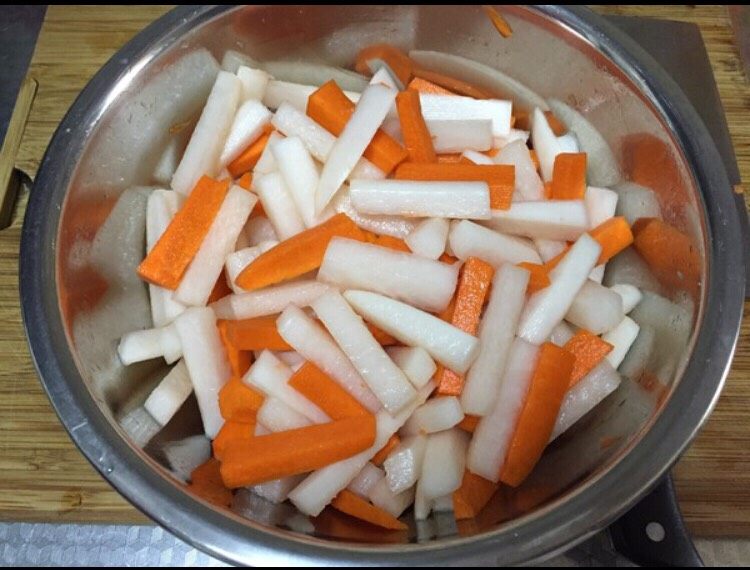 酸爽萝卜条,切成条，放入盆中，加入2茶匙盐，抓匀腌制半小时