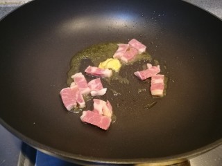红烧牛肉面（宝宝版）,热锅冷油下生姜和牛肉片。