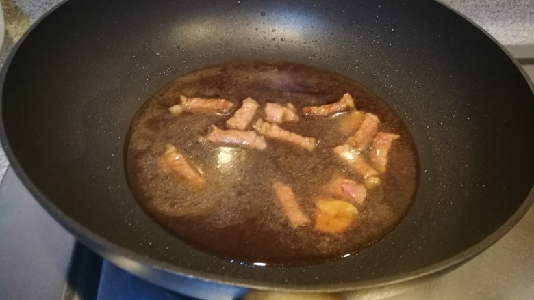 红烧牛肉面（宝宝版）,煸炒一下，加水没过牛肉。大火煮开转小火慢炖。