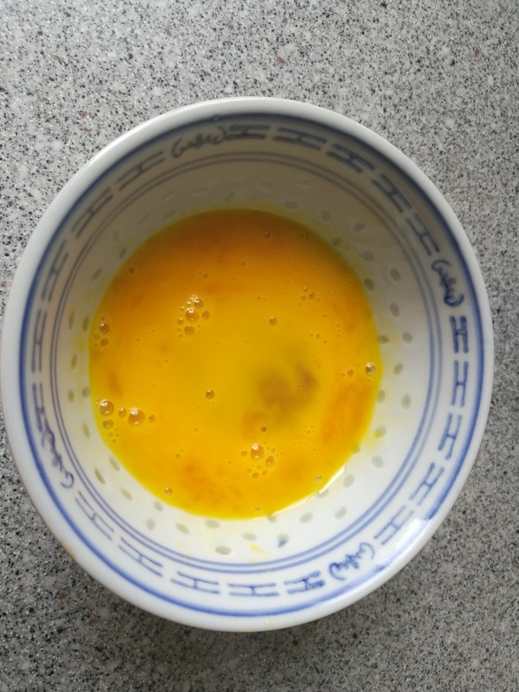 咖喱饭（宝宝款）,鸡蛋液准备好。