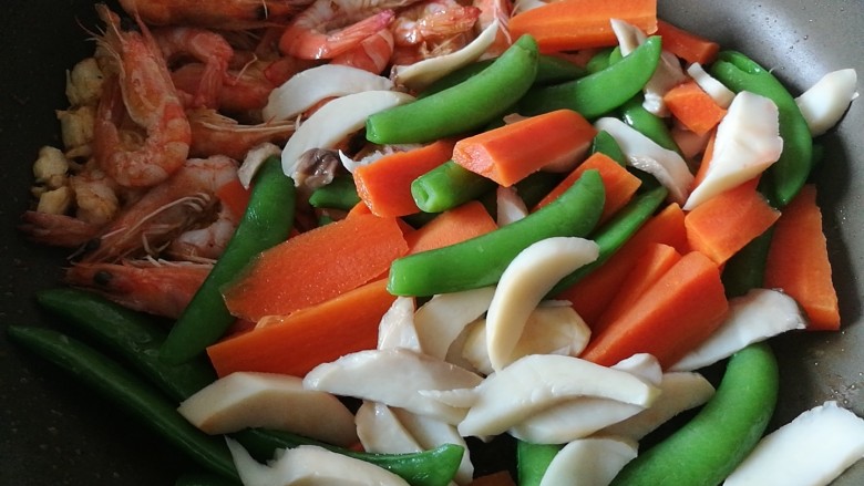 快手菜，芒果青豆炒虾仁,加入焯过水的蔬菜