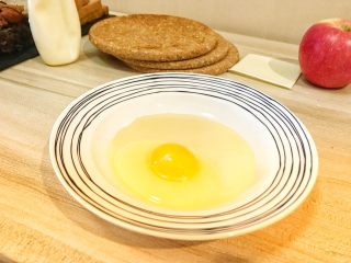 超美味全麦三明治🥪,一个鸡蛋打在盘子里，撒入少许盐，和适量蜂蜜，注意一定要是盘子，一会方便粘蛋液。