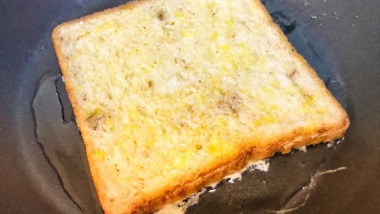 超美味全麦三明治🥪,将面包片放进去慢慢煎。