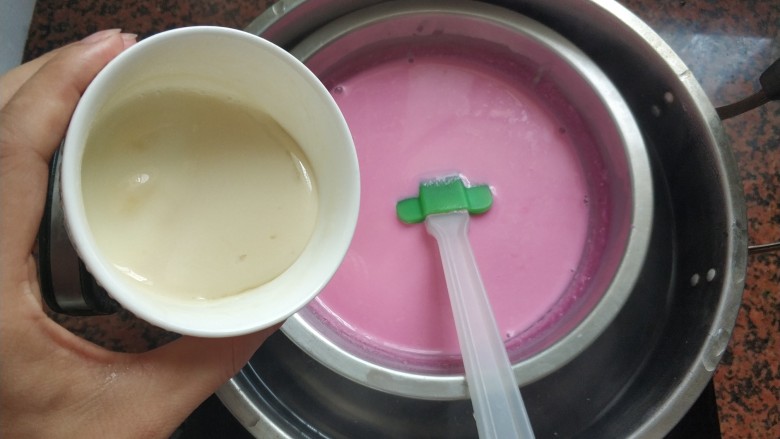 火龙果椰奶冻,倒入融化好的吉利丁液，搅拌均匀
