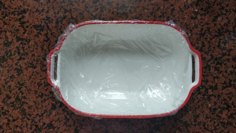 火龙果椰奶冻,准备一个模具或者比较平的碗，先铺上保鲜膜，方便凝固后，好脱模